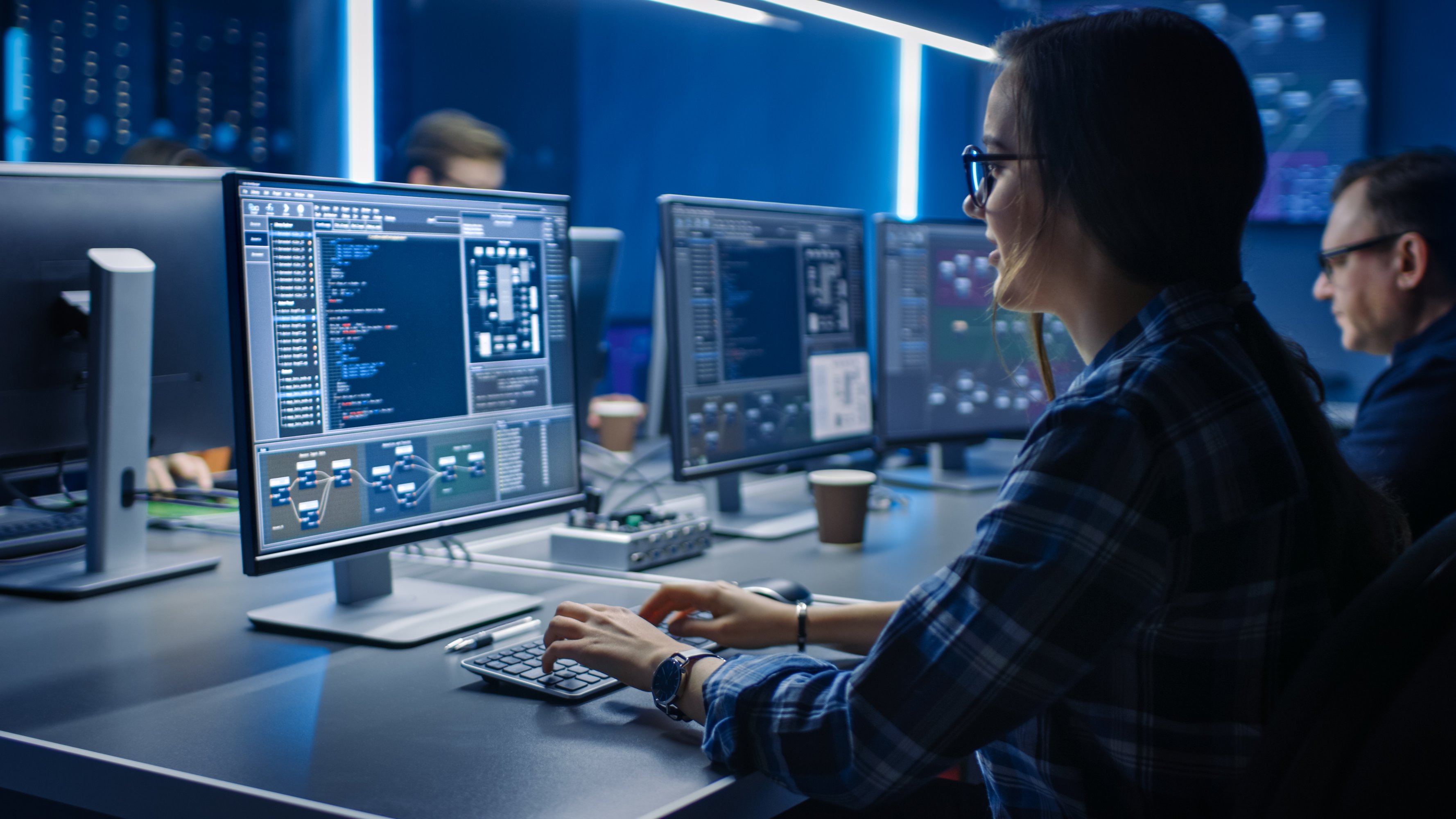 women on computer tech